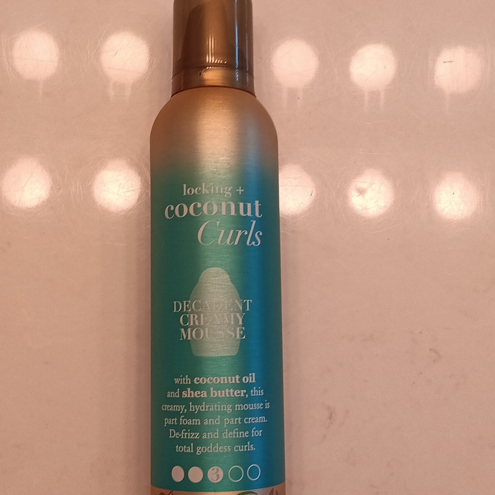 Locking + Coconut Curls Mousse